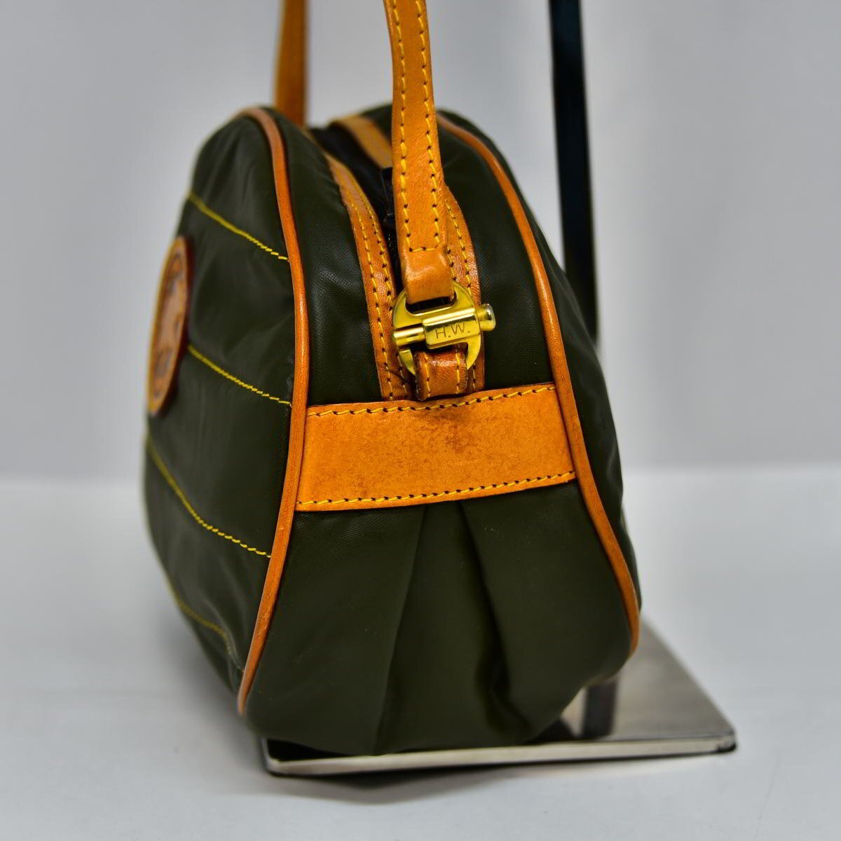 美品 鑑定済 ハンテイング ワールド Hunting World ミニショルダーバッグ カーキ 即日配送 K415-10