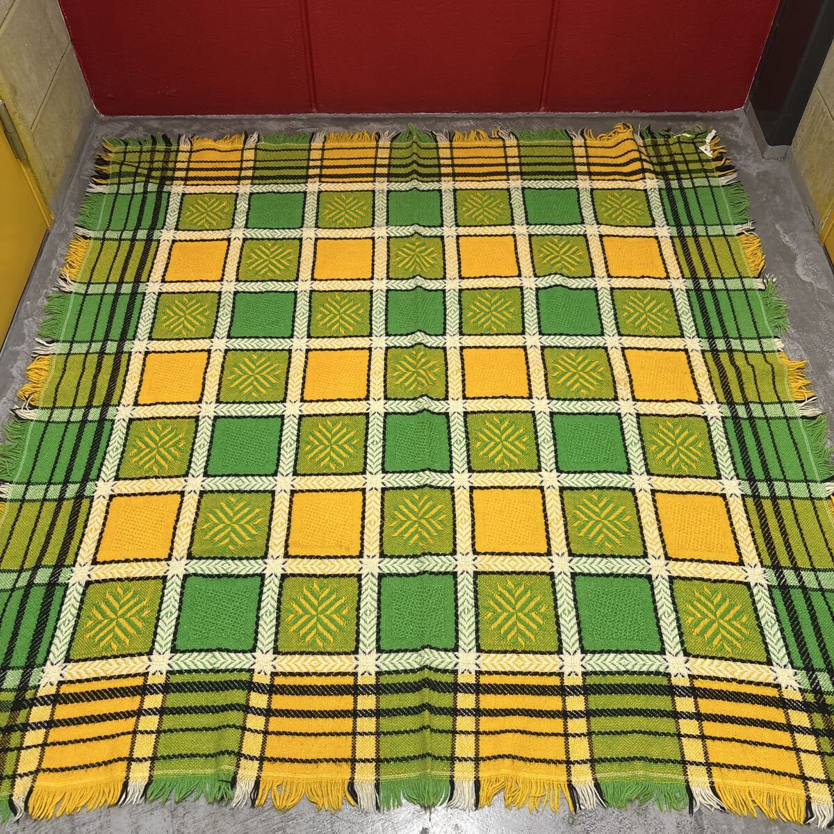 【希少チェック柄】　80s 昭和レトロ　アンティーク　アクリル　ビンテージ　ラグ　こたつ上掛　167×167 高級コタツ上掛_画像2