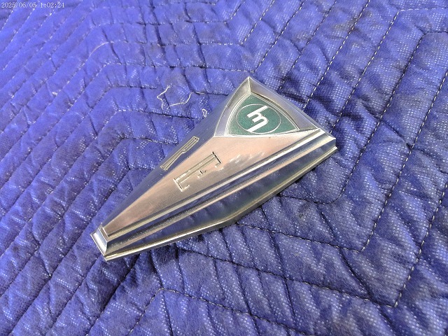 A8574◎希少　マツダ　ファミリア　ロータリークーペ　グリル　エンブレム　M10A　R100　舊車