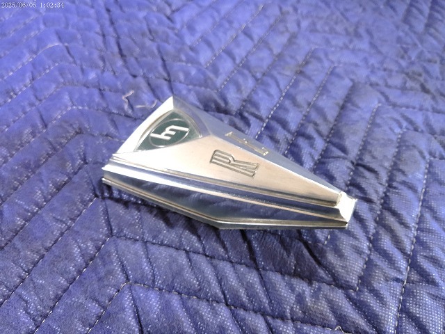 A8574◎希少　マツダ　ファミリア　ロータリークーペ　グリル　エンブレム　M10A　R100　舊車