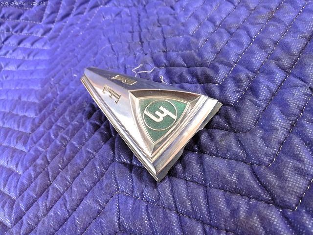 A8574◎希少　マツダ　ファミリア　ロータリークーペ　グリル　エンブレム　M10A　R100　舊車