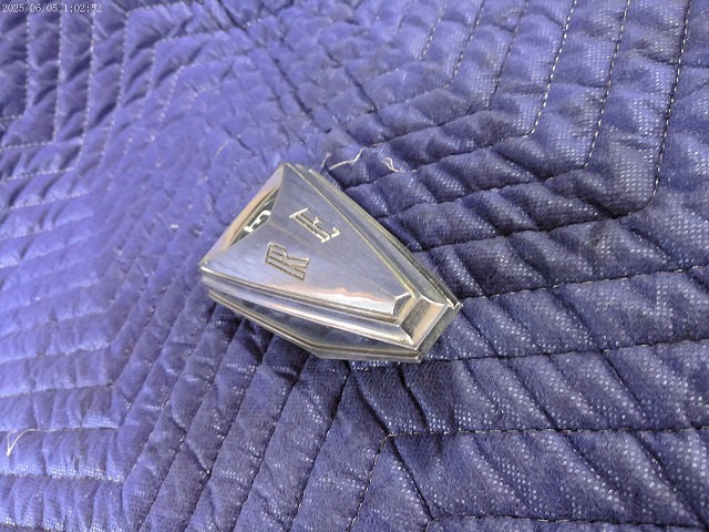 A8574◎希少　マツダ　ファミリア　ロータリークーペ　グリル　エンブレム　M10A　R100　舊車