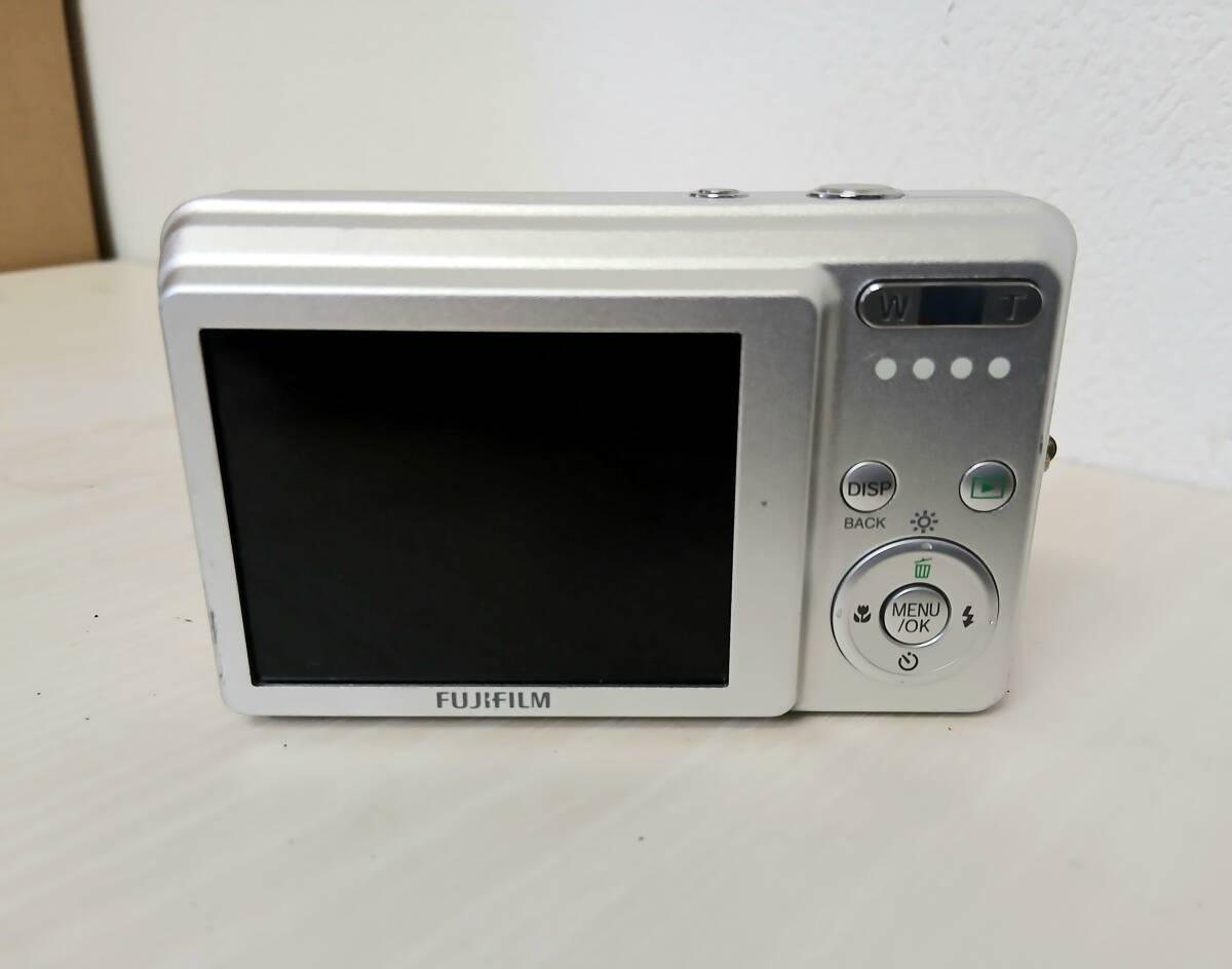 n067【未確認/現(xiàn)狀品】FUJIFILM デジタルカメラ FINEPIX J10 シルバー