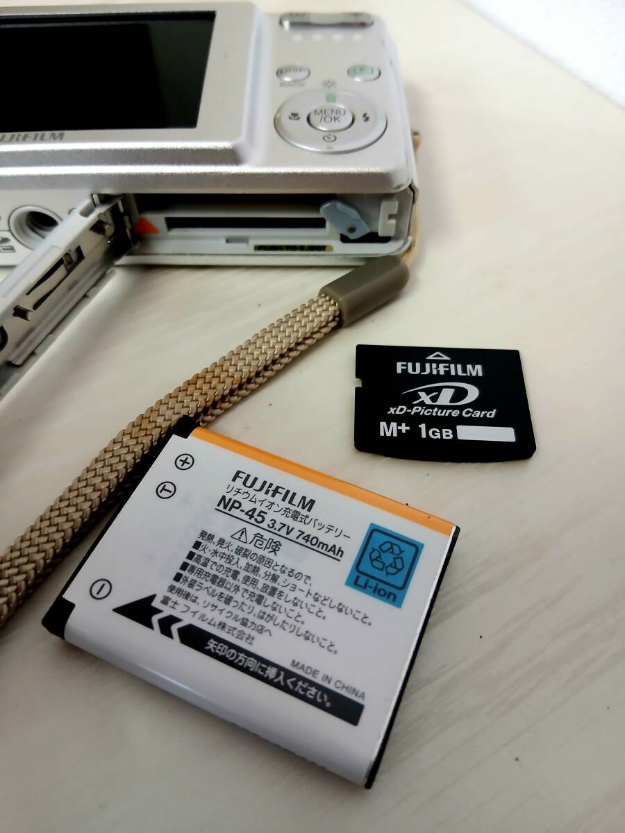 n067【未確認/現(xiàn)狀品】FUJIFILM デジタルカメラ FINEPIX J10 シルバー