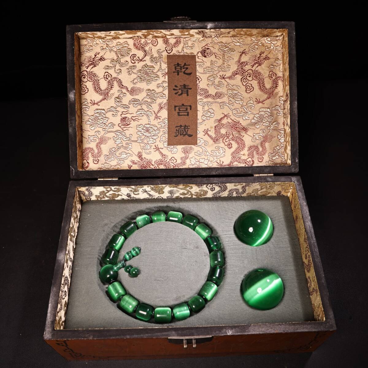 清代風 宮廷御貢 貴重な猫の目は十八仏珠を手に持っている 首飾 漆盒 共箱付き 置物 極細工 裝身具 骨董 旧家蔵出し 唐物 古美術品wn9.11