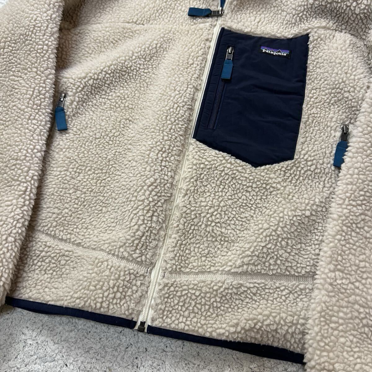 【極美品】パタゴニア PATAGONIA レトロX Lサイズ フリースジャケット ベージュ 極暖 モコモコ ボア 胸ロゴ アウトドア