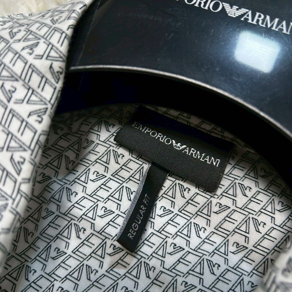 圧巻のロゴ総柄?極美品!!!エンポリオアルマーニ【贅の極】EMPORIO ARMANI 長(zhǎng)袖シャツ　ワイシャツ　総柄　イーグル　ホワイト　L