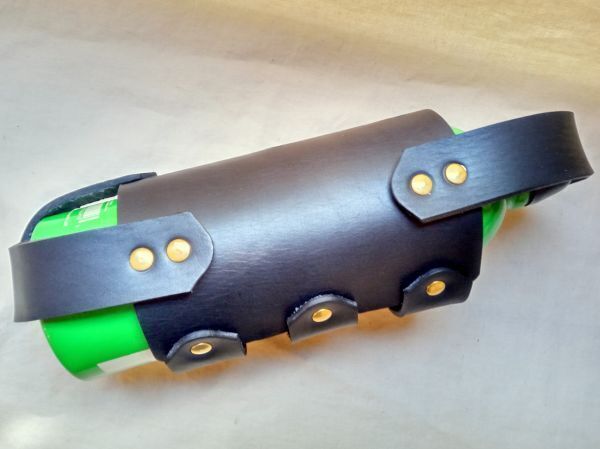 2.8mm厚姫路産ダークネイビーヌメ革ユニバーサル1.0L用ガソリン攜行缶ホルダー(訳あり)G