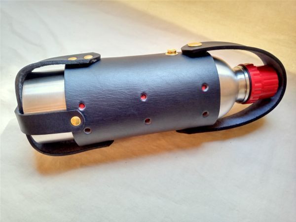 2.8mm厚姫路産ダークネイビーヌメ革ユニバーサル1.0L用ガソリン攜行缶ホルダー(訳あり)G