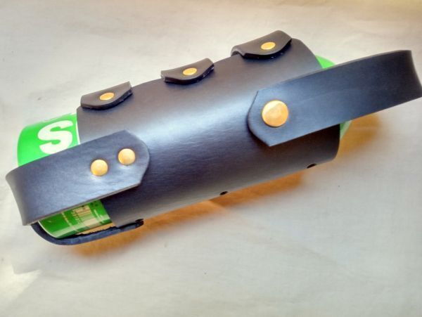 2.8mm厚姫路産ダークネイビーヌメ革ユニバーサル1.0L用ガソリン攜行缶ホルダー(訳あり)G