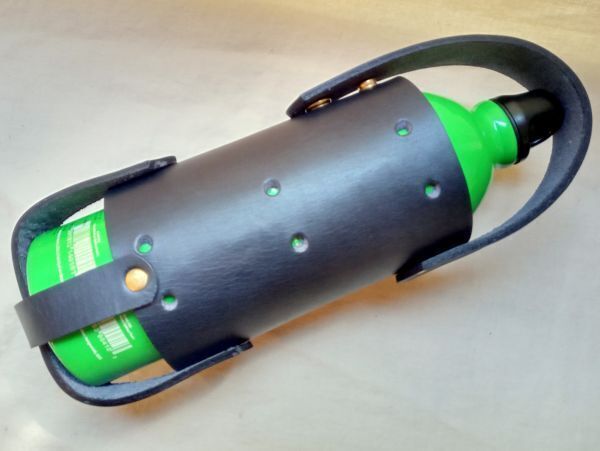 2.8mm厚姫路産ダークネイビーヌメ革ユニバーサル1.0L用ガソリン攜行缶ホルダー(訳あり)G