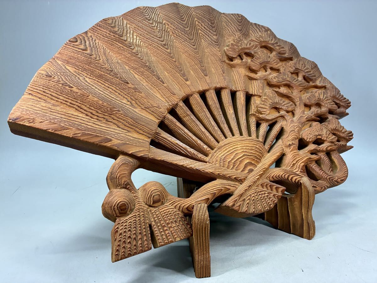 天然木 杉材 扇子 松に扇 木彫 置物 飾台付き 置物 木製 インテリア 扇 縁起物 工芸品 扇子型 細密彫刻 古美術品_画像3