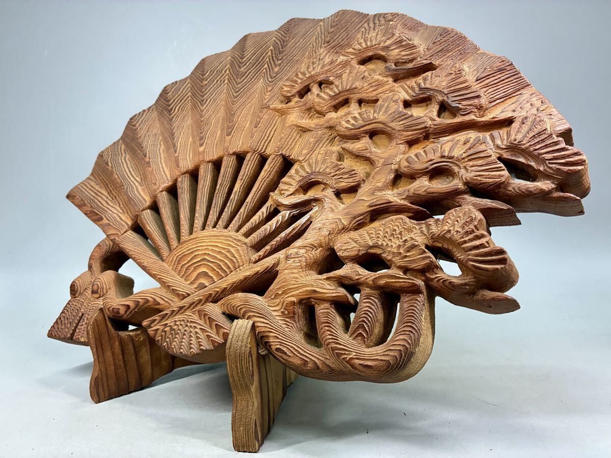 天然木 杉材 扇子 松に扇 木彫 置物 飾台付き 置物 木製 インテリア 扇 縁起物 工芸品 扇子型 細密彫刻 古美術品_画像4