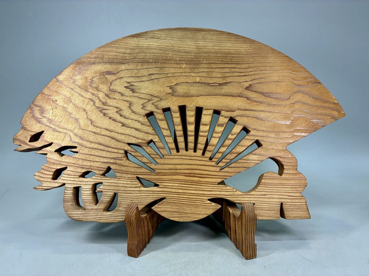 天然木 杉材 扇子 松に扇 木彫 置物 飾台付き 置物 木製 インテリア 扇 縁起物 工芸品 扇子型 細密彫刻 古美術品_画像5