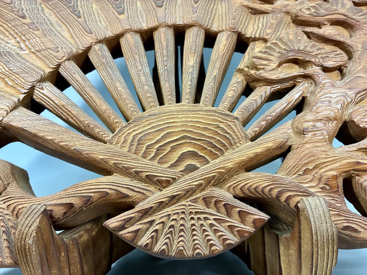 天然木 杉材 扇子 松に扇 木彫 置物 飾台付き 置物 木製 インテリア 扇 縁起物 工芸品 扇子型 細密彫刻 古美術品_画像6
