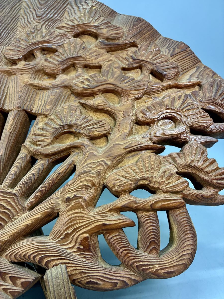 天然木 杉材 扇子 松に扇 木彫 置物 飾台付き 置物 木製 インテリア 扇 縁起物 工芸品 扇子型 細密彫刻 古美術品_画像2