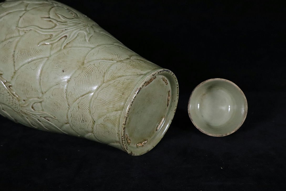 ▼渡鶴羽▼M2116伍代 越窯秘色磁高浮彫摩羯魚紋梅瓶・時代物・古陶磁・古賞物・旧家買出品_画像8