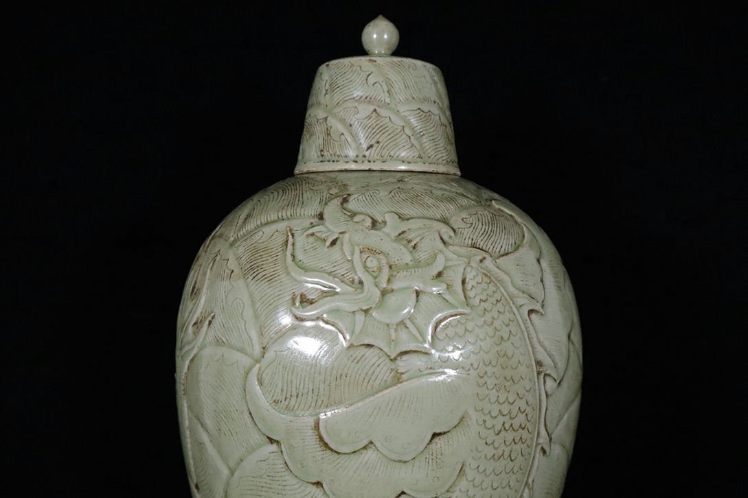 ▼渡鶴羽▼M2116伍代 越窯秘色磁高浮彫摩羯魚紋梅瓶・時代物・古陶磁・古賞物・旧家買出品_画像3