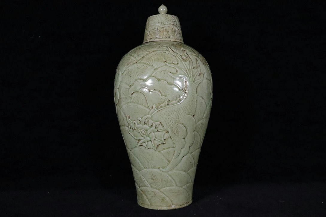 ▼渡鶴羽▼M2116伍代 越窯秘色磁高浮彫摩羯魚紋梅瓶・時代物・古陶磁・古賞物・旧家買出品_画像5