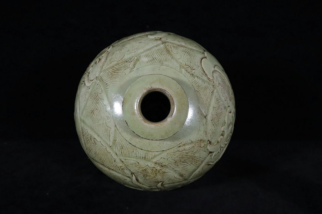 ▼渡鶴羽▼M2116伍代 越窯秘色磁高浮彫摩羯魚紋梅瓶・時代物・古陶磁・古賞物・旧家買出品_画像6