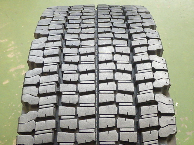 215/70R17.5 123/121J ブリヂストン 冬 W970 中古 7分山 4本セット スタッドレスタイヤ 2022年製 日本製 215/70/17.5 215/70-17.5 L19269_画像4