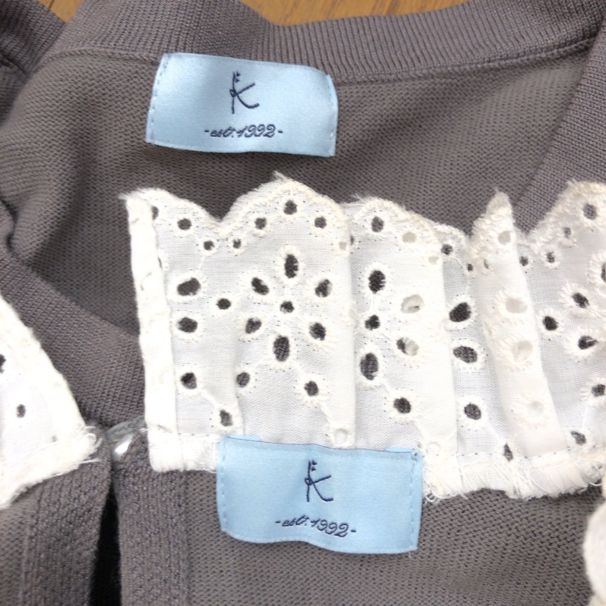 美品 KUMIKYOKU クミキョク フリル ドッキング ニット アンサンブル 2(M) チャコール セーター カーディガン 羽織り 長袖 レディース 組曲_画像3