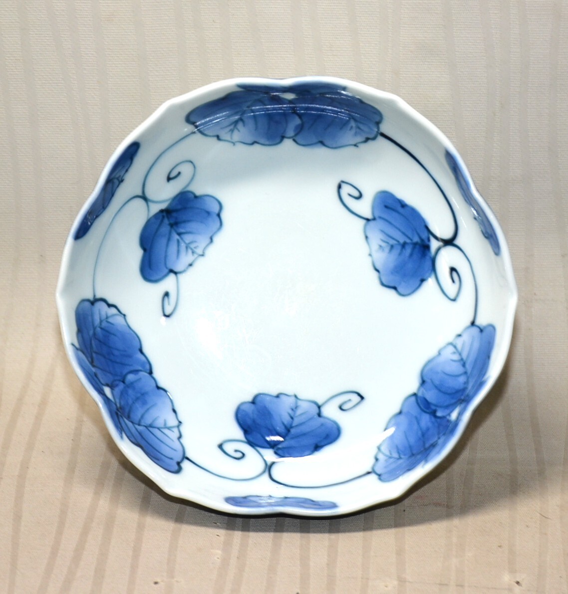 24◆初荷です ◆平戸焼 三川内焼 啓祥窯 染付蔦絵高台向付 5客 13.3cm ◆料理に使いやすいサイズです 高級和食器 懐石_画像7