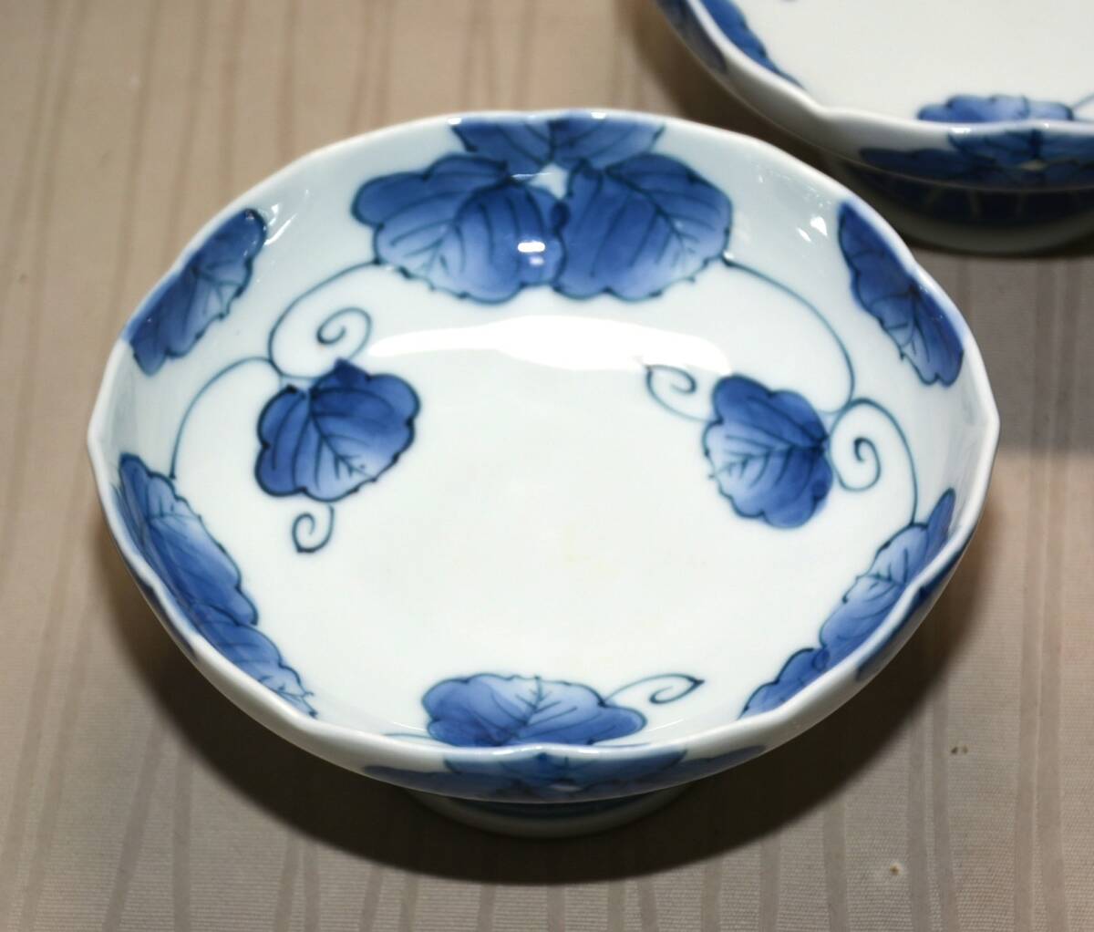 24◆初荷です ◆平戸焼 三川内焼 啓祥窯 染付蔦絵高台向付 5客 13.3cm ◆料理に使いやすいサイズです 高級和食器 懐石_画像4