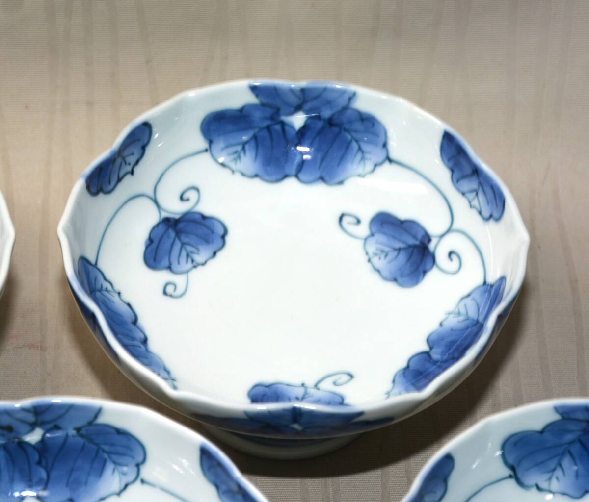 24◆初荷です ◆平戸焼 三川内焼 啓祥窯 染付蔦絵高台向付 5客 13.3cm ◆料理に使いやすいサイズです 高級和食器 懐石_画像3