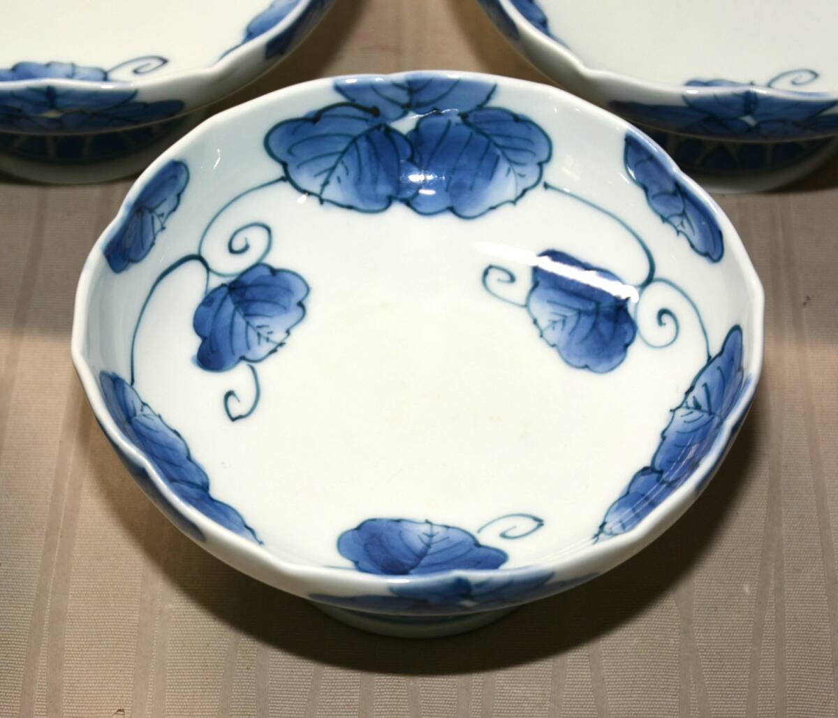 24◆初荷です ◆平戸焼 三川内焼 啓祥窯 染付蔦絵高台向付 5客 13.3cm ◆料理に使いやすいサイズです 高級和食器 懐石_画像5