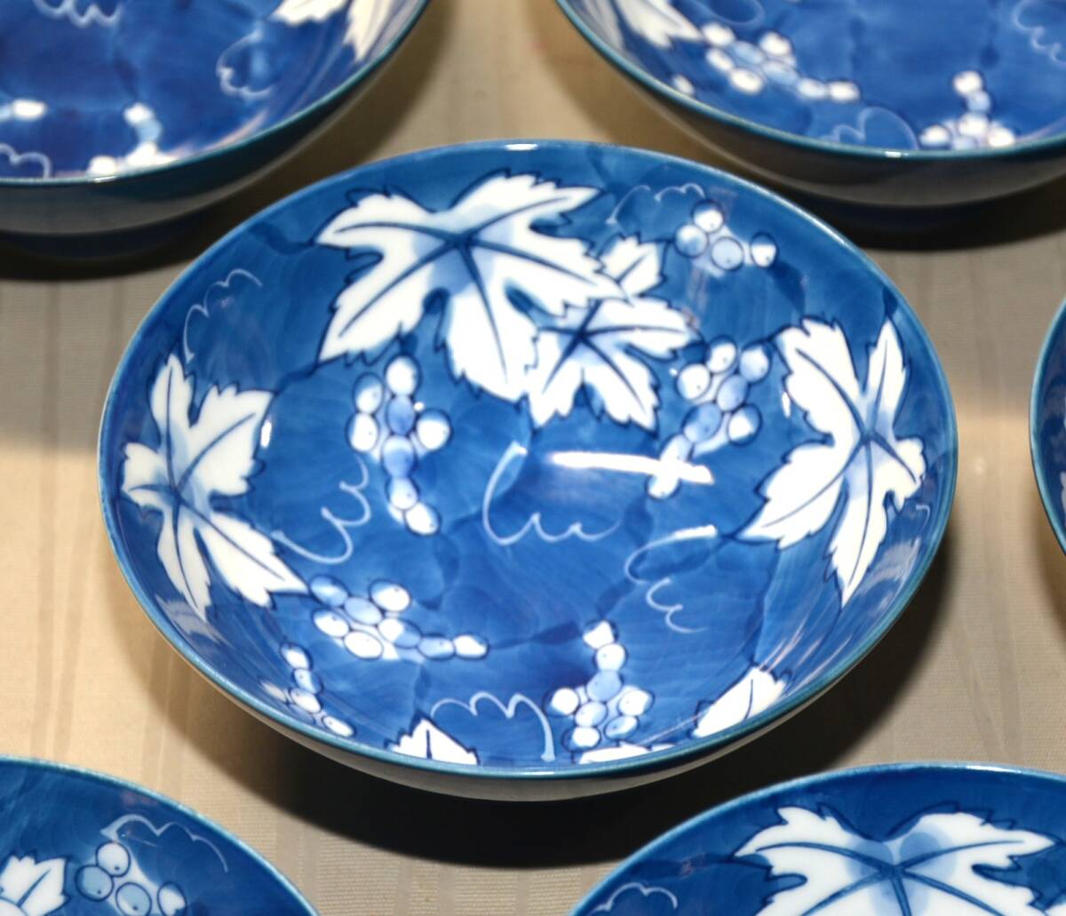 41◆初荷です ◆伊万里焼 翠山窯 染付葡萄文小付 6客 12.5cm ◆丁寧な絵付けです 高級和食器 懐石_画像4