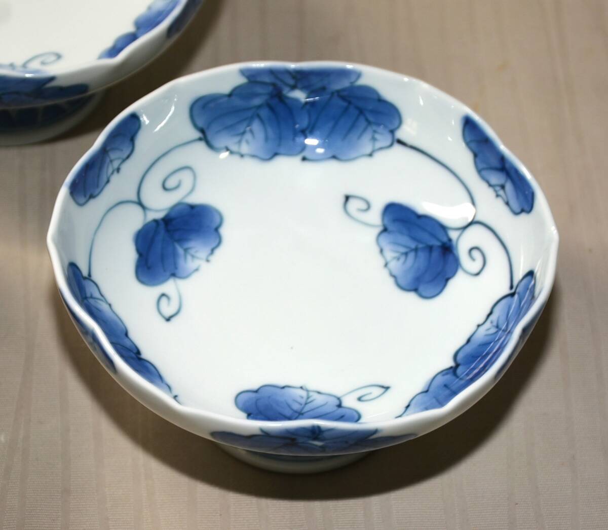 24◆初荷です ◆平戸焼 三川内焼 啓祥窯 染付蔦絵高台向付 5客 13.3cm ◆料理に使いやすいサイズです 高級和食器 懐石_画像6