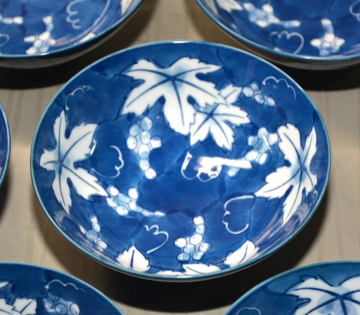 40◆初荷です ◆伊万里焼 翠山窯 染付葡萄文小付 6客 12.5cm ◆丁寧な絵付けです 高級和食器 懐石_画像4