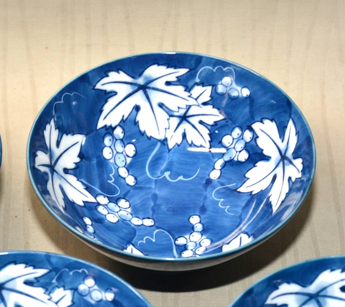 41◆初荷です ◆伊万里焼 翠山窯 染付葡萄文小付 6客 12.5cm ◆丁寧な絵付けです 高級和食器 懐石_画像3