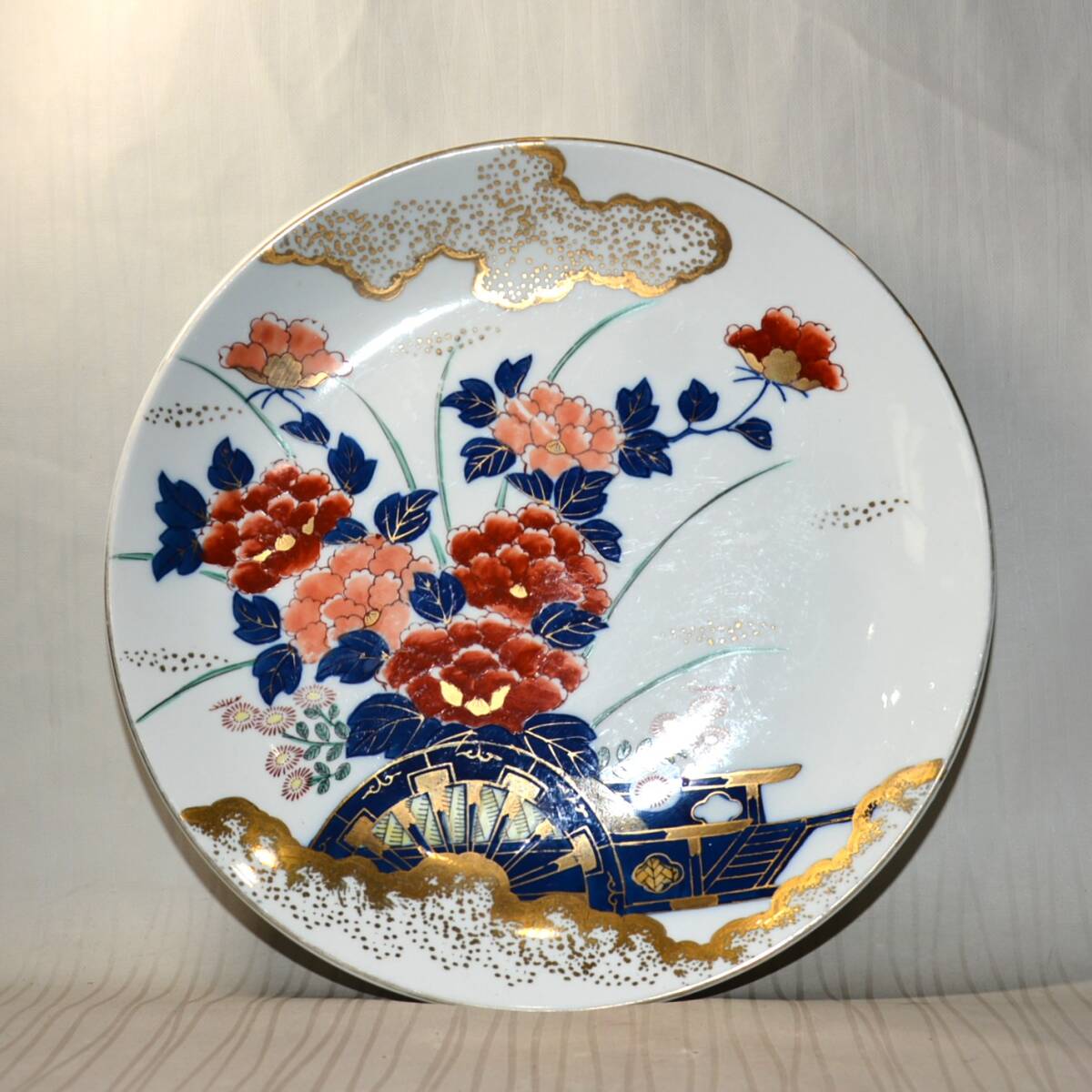13◆初荷です ◆有田焼 哲山作 染錦金彩花車牡丹文飾皿 大皿 34cm ◆壁掛用穴付 表面少しスレあり_画像1