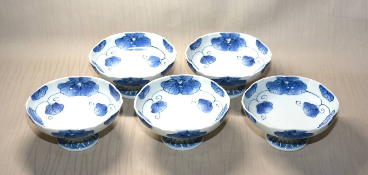 24◆初荷です ◆平戸焼 三川内焼 啓祥窯 染付蔦絵高台向付 5客 13.3cm ◆料理に使いやすいサイズです 高級和食器 懐石_画像1