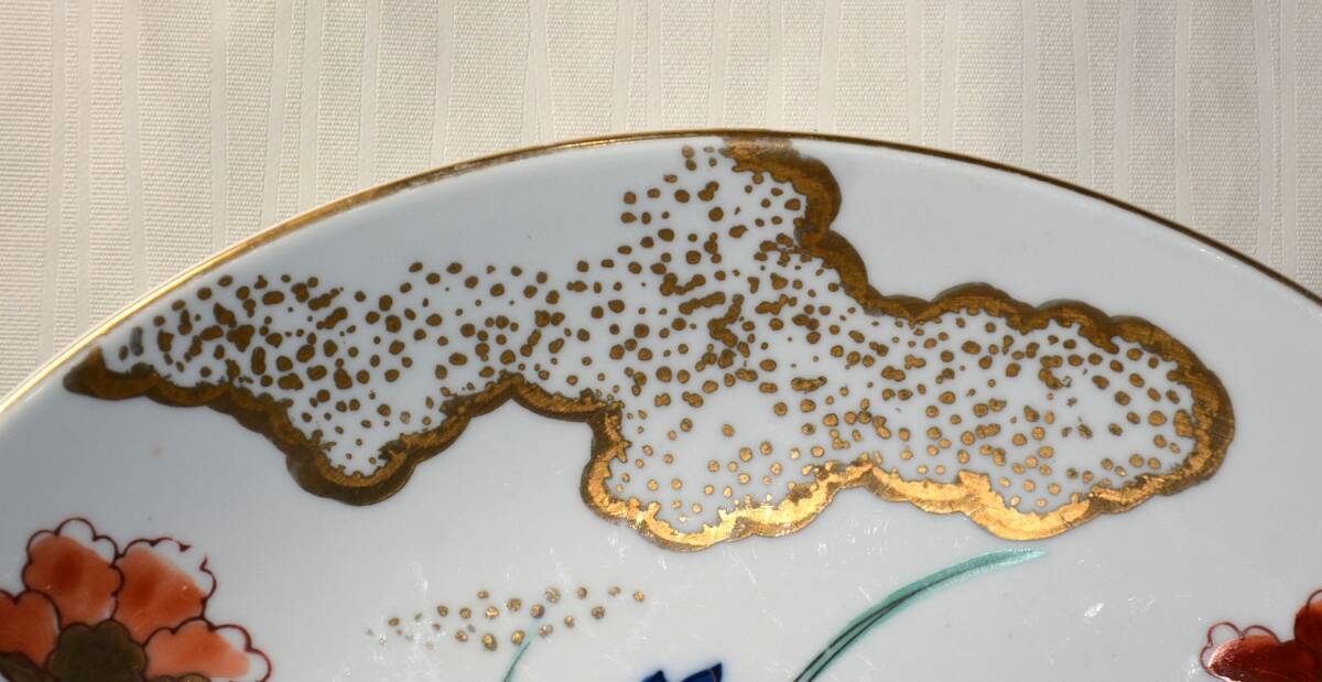 13◆初荷です ◆有田焼 哲山作 染錦金彩花車牡丹文飾皿 大皿 34cm ◆壁掛用穴付 表面少しスレあり_画像6