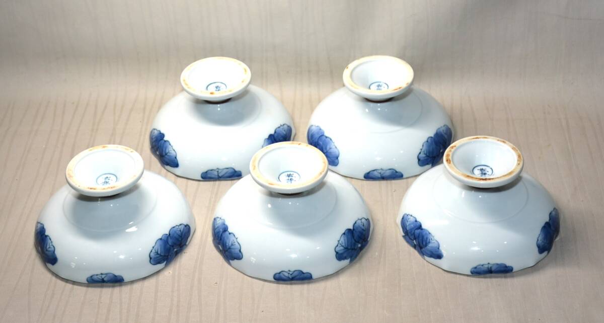 24◆初荷です ◆平戸焼 三川内焼 啓祥窯 染付蔦絵高台向付 5客 13.3cm ◆料理に使いやすいサイズです 高級和食器 懐石_画像9