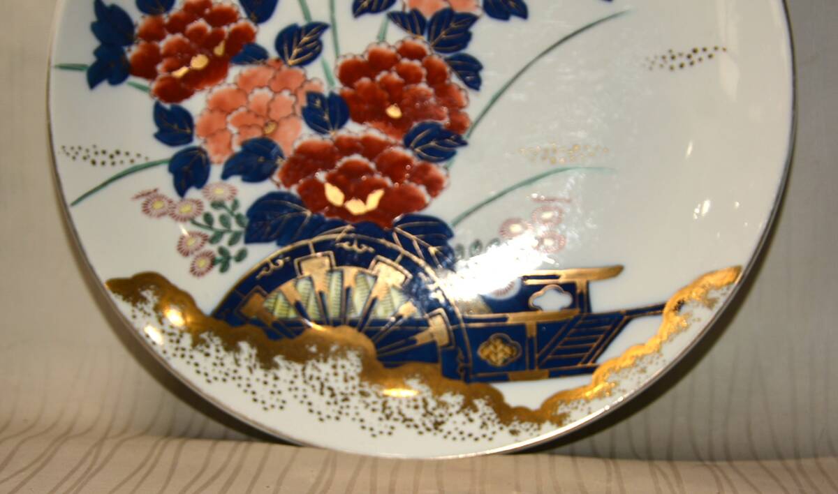 13◆初荷です ◆有田焼 哲山作 染錦金彩花車牡丹文飾皿 大皿 34cm ◆壁掛用穴付 表面少しスレあり_画像3
