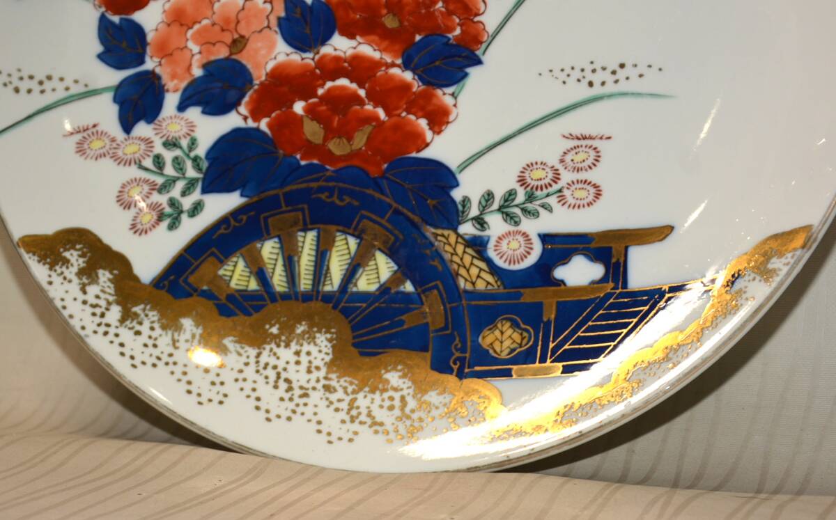 13◆初荷です ◆有田焼 哲山作 染錦金彩花車牡丹文飾皿 大皿 34cm ◆壁掛用穴付 表面少しスレあり_画像5