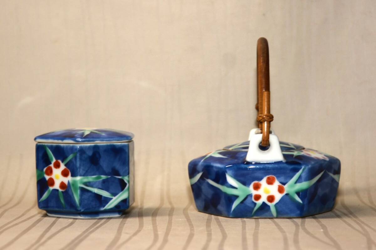 94◆初荷です ◆華 在銘 染錦花文竹手付醤油差 受皿 薬味入セット_画像3