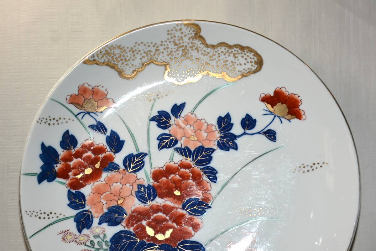 13◆初荷です ◆有田焼 哲山作 染錦金彩花車牡丹文飾皿 大皿 34cm ◆壁掛用穴付 表面少しスレあり_画像2