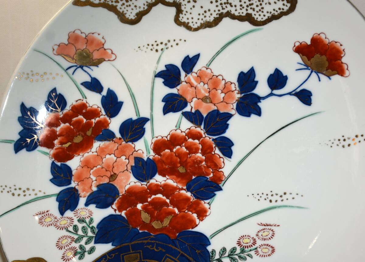 13◆初荷です ◆有田焼 哲山作 染錦金彩花車牡丹文飾皿 大皿 34cm ◆壁掛用穴付 表面少しスレあり_画像4