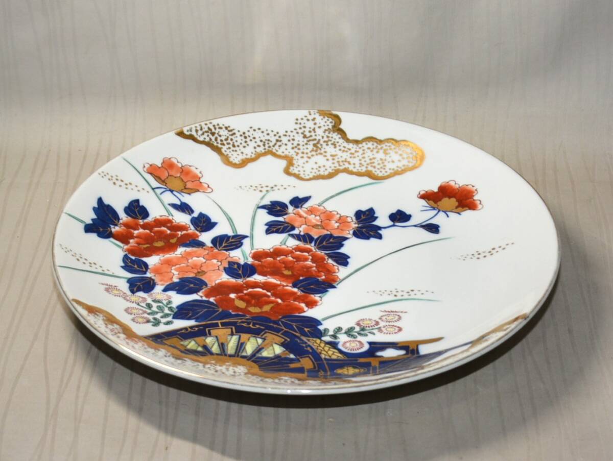 13◆初荷です ◆有田焼 哲山作 染錦金彩花車牡丹文飾皿 大皿 34cm ◆壁掛用穴付 表面少しスレあり_画像7