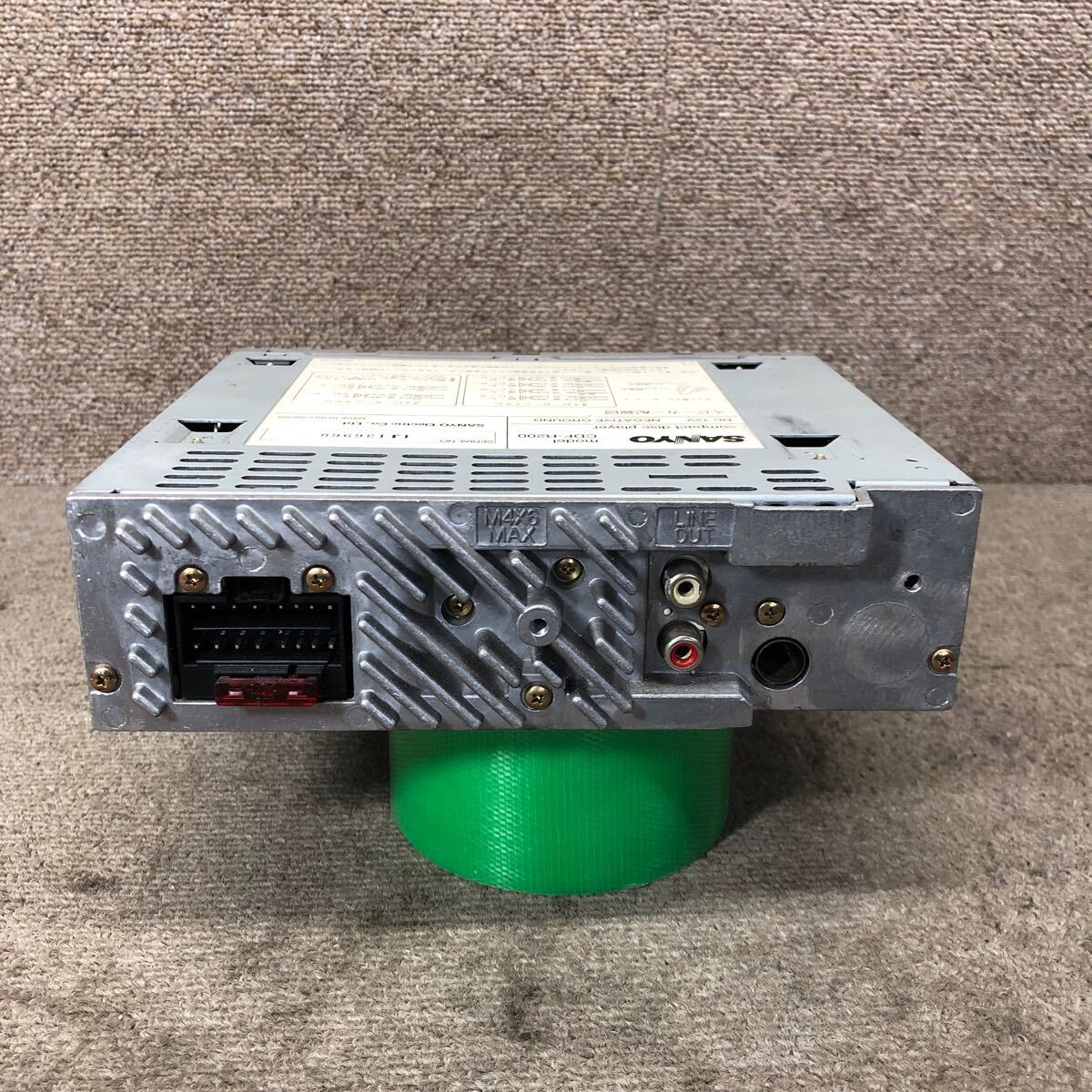 AV9-515 激安 カーステレオ SANYO CDF-R200 1J136966 CDプレーヤー FM/AM オーディオ 本体のみ 簡易動作確認済み 中古現状品_画像3