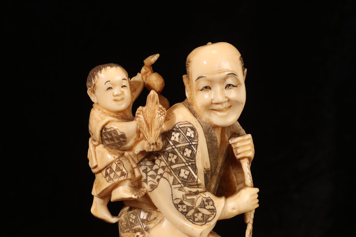 【珍品堂】1円から S36-V20 天然素材 特殊白材 極上 細(xì)密彫刻 老人子供 置物 東洋彫刻 根付 アンティーク 飾物 古美術(shù) 骨董品 重651g