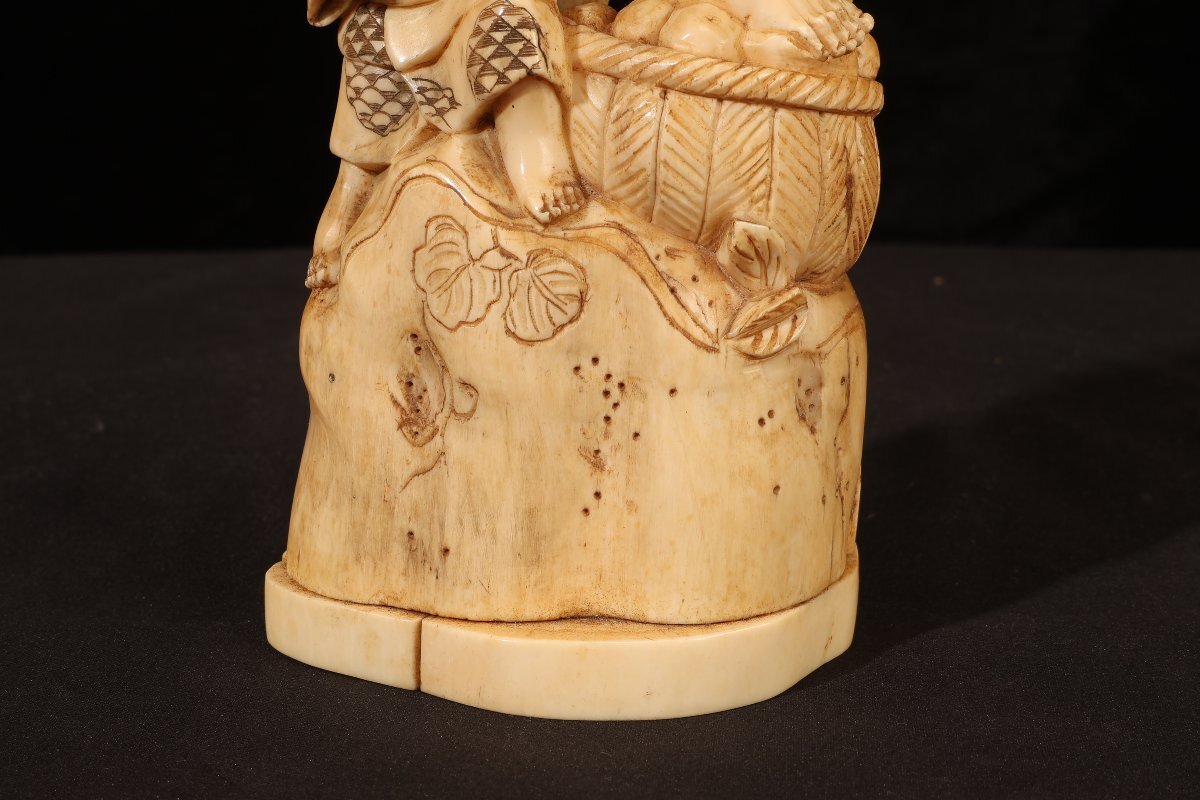 【珍品堂】1円から S36-V20 天然素材 特殊白材 極上 細(xì)密彫刻 老人子供 置物 東洋彫刻 根付 アンティーク 飾物 古美術(shù) 骨董品 重651g