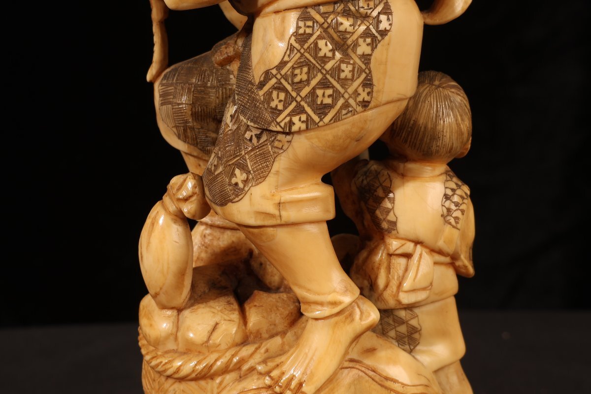 【珍品堂】1円から S36-V20 天然素材 特殊白材 極上 細(xì)密彫刻 老人子供 置物 東洋彫刻 根付 アンティーク 飾物 古美術(shù) 骨董品 重651g