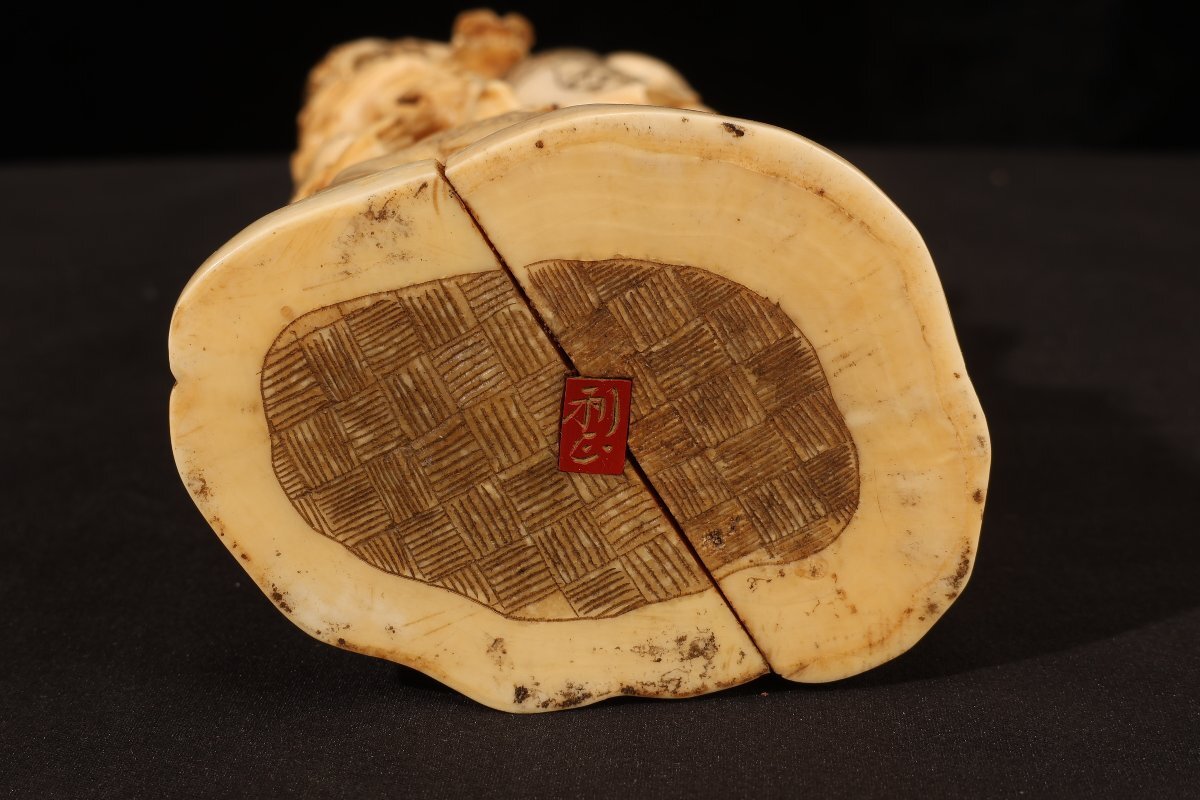 【珍品堂】1円から S36-V20 天然素材 特殊白材 極上 細(xì)密彫刻 老人子供 置物 東洋彫刻 根付 アンティーク 飾物 古美術(shù) 骨董品 重651g