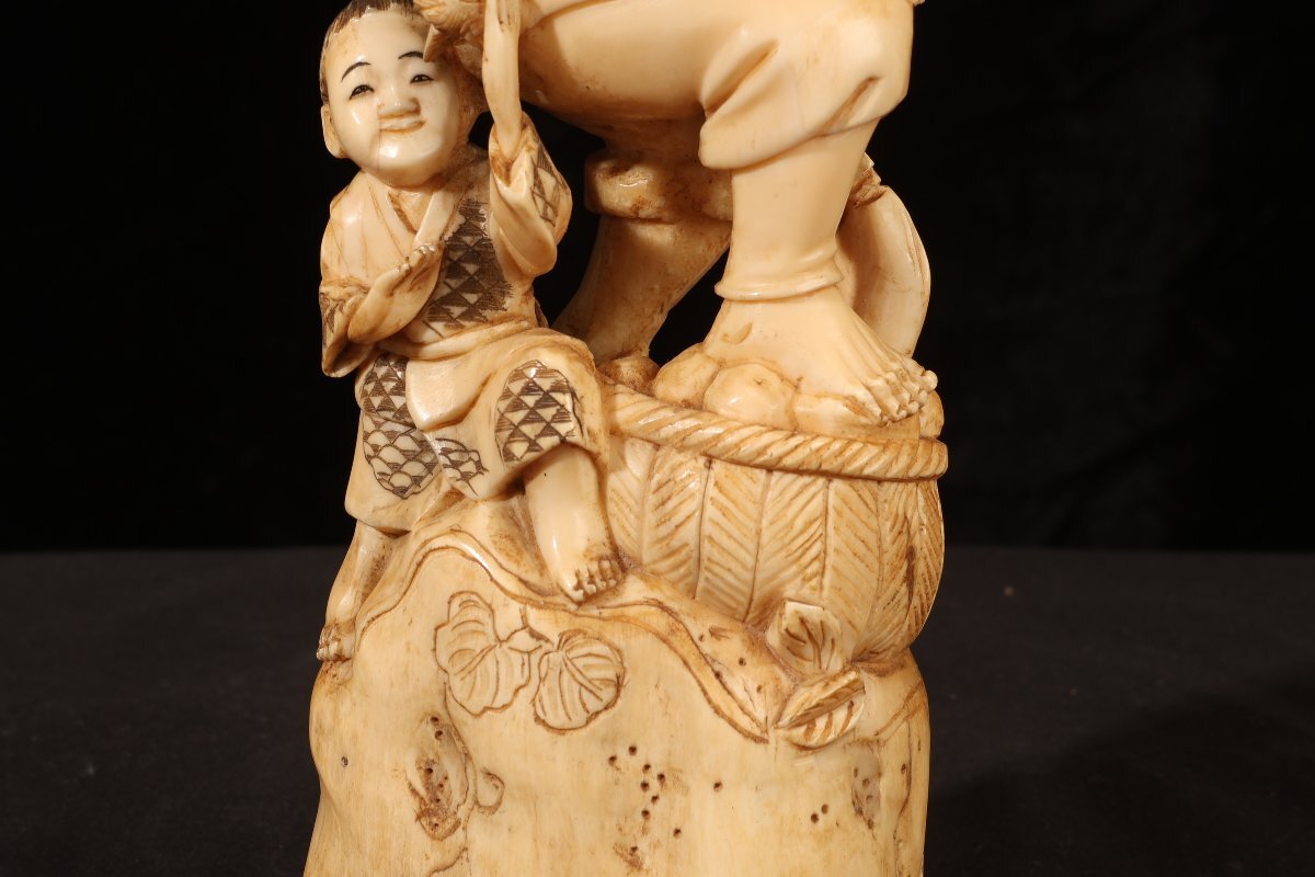 【珍品堂】1円から S36-V20 天然素材 特殊白材 極上 細(xì)密彫刻 老人子供 置物 東洋彫刻 根付 アンティーク 飾物 古美術(shù) 骨董品 重651g